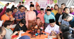 PRESIDEN Parti Amanah Negara, Mohamad Sabu dalam sidang media ketika menghadiri majlis sambutan Aidilfitri parti itu peringkat negeri di Tasek Gelugor, Pulau Pinang hari ini.