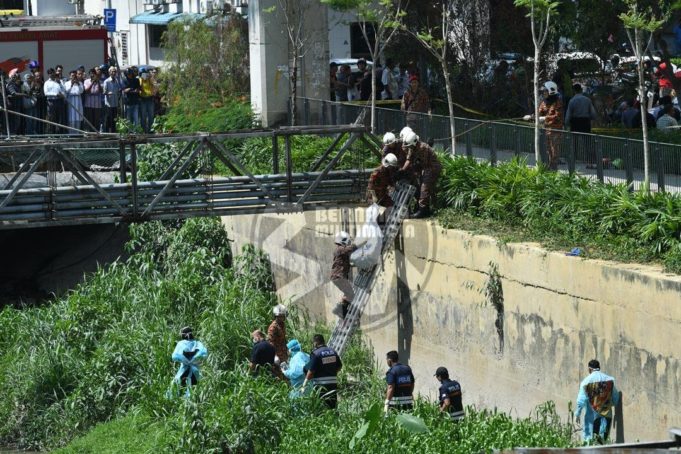 Mayat yang telah dikerat kepada beberapa bahagian, dijumpai dalam dua beg pakaian di tebing Sungai Gombak berhampiran bangunan Pusat Dagangan Dunia Putra di sini, tengah hari ini.