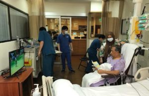 Muhyiddin ditemani isterinya, Puan Sri Noorainee Abdul Rahman,berehat selepas selesai menjalani pembedahan di sebuah hospital.