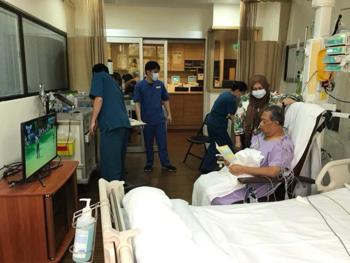 Muhyiddin ditemani isterinya, Puan Sri Noorainee Abdul Rahman,berehat selepas selesai menjalani pembedahan di sebuah hospital.