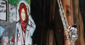 Pertubuhan Pembebasan Palestin (PLO) menerusi akaun twitternya berkata, pihak berkuasa Israel telah menahan dua artis warga Itali dan seorang warga Palestin yang bersama mereka.