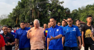 Lokman (dua dari kiri) mengiringi Najib dalam program walkabout di PDM Jalan Kebun, hari ini.
