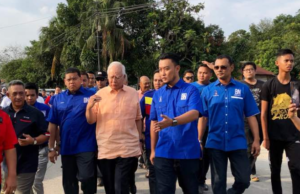 Lokman (dua dari kiri) mengiringi Najib dalam program walkabout di PDM Jalan Kebun, hari ini.