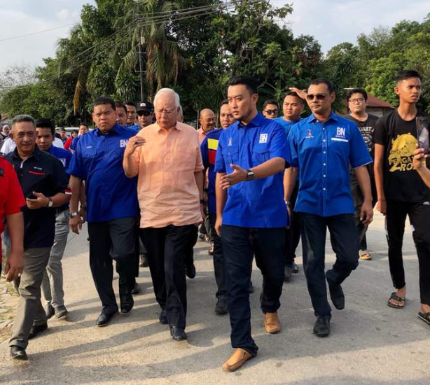 najib02 Lokman (dua dari kiri) mengiringi Najib dalam program walkabout di PDM Jalan Kebun, hari ini.