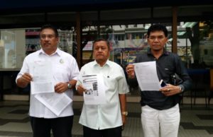 Syed Hassan (kiri) dan Ruslan (dua dari kiri) menunjukkan laporan polis yang dibuatnya berhubung dakwaan menghasut ke atas peguam dan aktivis Pakatan Harapan di depan Balai Polis Dang Wangi, Kuala Lumpur.