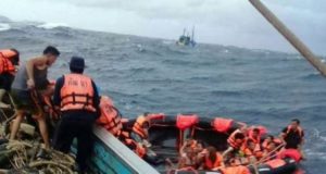 Sebuah bot dan kapal persiaran terbalik di Phuket, Thailand.