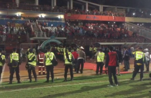 Insiden keganasan penyokong Indonesia yang tidak berpuas hati dengan kekalahan pasukan tuan rumah kepada Malaysia pada pertemuan separuh akhir saingan Piala AFF Bawah 19 Tahun di Stadium Gelora Delta Sidoarjo, malam tadi.