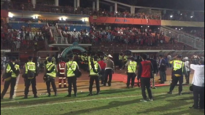 Insiden keganasan penyokong Indonesia yang tidak berpuas hati dengan kekalahan pasukan tuan rumah kepada Malaysia pada pertemuan separuh akhir saingan Piala AFF Bawah 19 Tahun di Stadium Gelora Delta Sidoarjo, malam tadi.