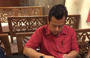 Datuk Razlan Rafii menunggu ketibaan bekas Perdana Menteri, Datuk Seri Najib Tun Razak untuk menyerahkan Tabung Solidariti Datuk Seri Najib.di Kompleks Mahkamah Kuala Lumpur.