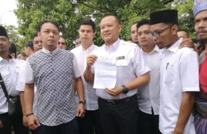 Pemuda minta polis siasat Kula Segaran cetus kemarahan orang Melayu Rizam (tengah) menunjukkan laporan polis yang dibuatnya ke atas Kula Segaran di IPD Shah Alam hari ini.