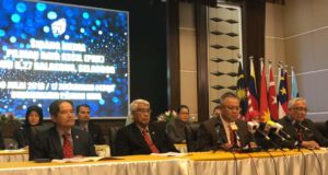 Tan Sri Othman Mahmood mengadakan sidang media mengenai haru mengundi pada Pilihan Raya Kecil Dewan Undangan Negeri Balakang di ibu pejabat Suruhanjaya Pilihan Raya di Putrajaya.