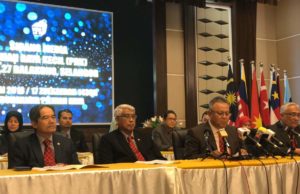Tan Sri Othman Mahmood mengadakan sidang media mengenai haru mengundi pada Pilihan Raya Kecil Dewan Undangan Negeri Balakang di ibu pejabat Suruhanjaya Pilihan Raya di Putrajaya.
