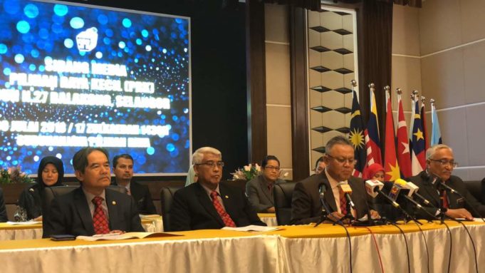Tan Sri Othman Mahmood mengadakan sidang media mengenai haru mengundi pada Pilihan Raya Kecil Dewan Undangan Negeri Balakang di ibu pejabat Suruhanjaya Pilihan Raya di Putrajaya.