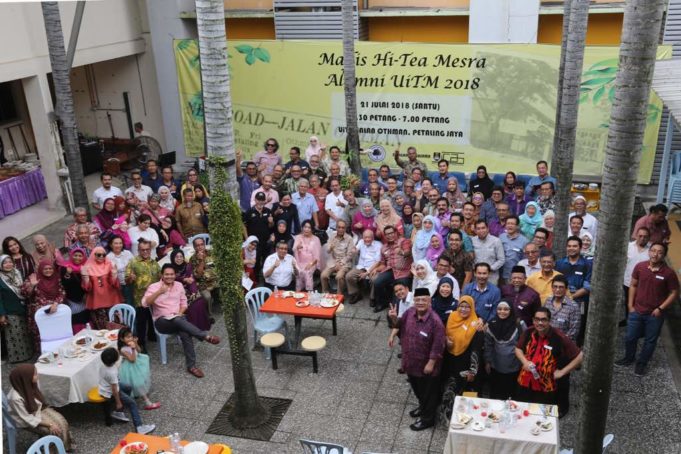 Seramai 400 alumni terdiri daripada pelajar tahun 60-an sehingga sekarang hadir pada majlis mesra minum petang di kampus UiTM Jalan Othman, Petaling Jaya.