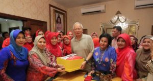 Ketua Pergerakan Wanita UMNO, Datuk Noraini Ahmad menyerahkan sumbangan sebanyak RM261,286 kepada bekas Perdana Menteri, Datuk Seri Najib Tun Razak di kediamannya hari ini.