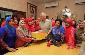 Ketua Pergerakan Wanita UMNO, Datuk Noraini Ahmad menyerahkan sumbangan sebanyak RM261,286 kepada bekas Perdana Menteri, Datuk Seri Najib Tun Razak di kediamannya hari ini.