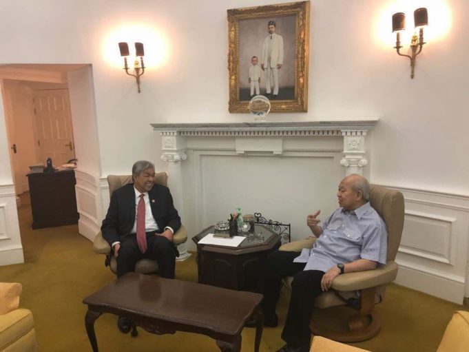 Ahmad Zahid melawat Tengku Razaleigh Hamzah bagi membincangkan hala tuju UMNO.