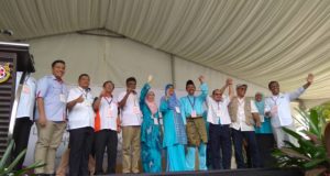 Mohd Zawawi Ahmad Mughni. (lima dari kanan) bersama pemimpin PKR selepas pengumuman calon Pilihan Raya Kecil dewan Undangan Negeri Sungai Kandis di Shah Alam.
