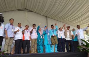 Mohd Zawawi Ahmad Mughni. (lima dari kanan) bersama pemimpin PKR selepas pengumuman calon Pilihan Raya Kecil dewan Undangan Negeri Sungai Kandis di Shah Alam.