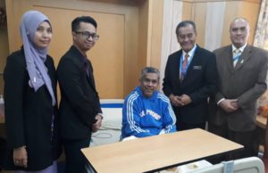 Dr Zulkefly (dua dati kanan) melawat Hanipa (tengah) yang rebah semasa Perhimpunan Bulanan Warga JPM di Putrajaya.