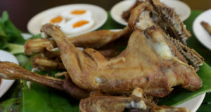 Ayam kampung dara goreng menjadi menu istimewa di Restoran Man Ayam Kampung Seri Kembangan.