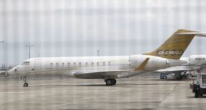 Pesawat Bombardier Global 5000 milik Jho Low yang tersadai di Lapangan Terbang Singapura. foto Agensi