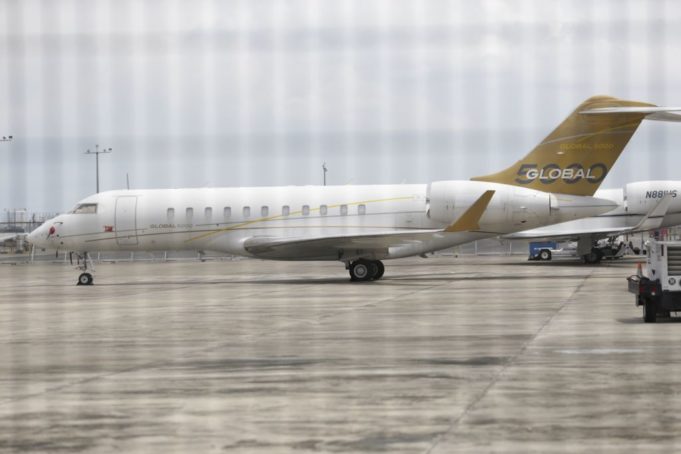 Pesawat Bombardier Global 5000 milik Jho Low yang tersadai di Lapangan Terbang Singapura. foto Agensi
