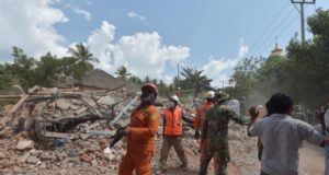 Salah sebuah bangunan runtuh akibat gampa bumi di Pulau Lombok, Indonesia.