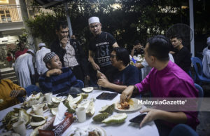 Jamal cadang penjara tak larang banduan hisap rokok Pengerusi Gabungan NGO Malaysia Merangkap Ketua UMNO Bahagian Sungai Besar, Datuk Seri Jamal Md Yunos beramah mesra bersama Bekas Ahli Parlimen Sungai Besar, Budiman Mohd Zohdi (dua kanan) pada Majlis Doa Selamat dan Bacaan Yaasin di kediamannya yang terletak di Lorong C, Jalan 4M, Ampang Jaya, Ampang, Selangor. foto AFFAN FAUZI, 01 OGOS 2018