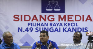 Calon Barisan Nasional (BN) N.49 Sungai Kandis, Datuk Lokman Noor Adam (tengah) bercakap pada sidang media mengenai perkembangan terkini untuk menghadapi Pilihan Raya Kecil (PRK) N.49 Sungai Kandis di Pejabat UMNO Bahagian Kota Raja, Seksyen 31, Kota Kemuning, Shah Alam, Selangor. foto SYAFIQ AMBAK, 01 OGOS 2018