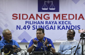 Kronisme, nepotisme dalam PKR, Zawawi tidak berpijak di bumi nyata Calon Barisan Nasional (BN) N.49 Sungai Kandis, Datuk Lokman Noor Adam (tengah) bercakap pada sidang media mengenai perkembangan terkini untuk menghadapi Pilihan Raya Kecil (PRK) N.49 Sungai Kandis di Pejabat UMNO Bahagian Kota Raja, Seksyen 31, Kota Kemuning, Shah Alam, Selangor. foto SYAFIQ AMBAK, 01 OGOS 2018