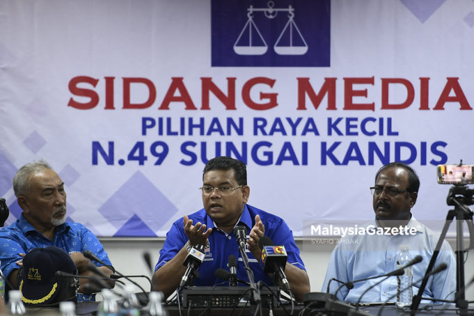 Calon Barisan Nasional (BN) N.49 Sungai Kandis, Datuk Lokman Noor Adam (tengah) bercakap pada sidang media mengenai perkembangan terkini untuk menghadapi Pilihan Raya Kecil (PRK) N.49 Sungai Kandis di Pejabat UMNO Bahagian Kota Raja, Seksyen 31, Kota Kemuning, Shah Alam, Selangor. foto SYAFIQ AMBAK, 01 OGOS 2018