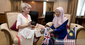 Timbalan Perdana Menteri, Datuk Seri Wan Azizah Wan Ismail menerima cenderahati dari Menteri Luar Australia, Julie Bishop (kiri) ketika kunjungan hormat di Bangunan Parlimen, Kuala Lumpur. foto FAREEZ FADZIL, 01 OGOS 2018