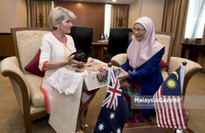 Timbalan Perdana Menteri, Datuk Seri Wan Azizah Wan Ismail menerima cenderahati dari Menteri Luar Australia, Julie Bishop (kiri) ketika kunjungan hormat di Bangunan Parlimen, Kuala Lumpur. foto FAREEZ FADZIL, 01 OGOS 2018