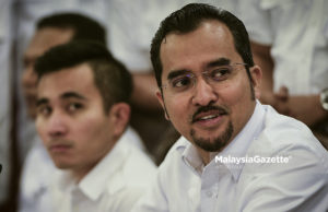 Syed Saddiq tak beradab, Mazslee tak bertanggungjawab Ketua Pemuda UMNO, Datuk Ashraf Wajdi Dusuki bercakap pada sidang media sambil diiringi Naib Ketua Pemuda UMNO, Shahril Sufian Hamdan (kiri) selepas selesai mempegerusikan Mesyuarat Exco Pemuda UMNO di Menara Dato' Onn, Pusat Dagangan Dunia Putra (PWTC), Kuala Lumpur. foto AFFAN FAUZI, 02 OGOS 2018