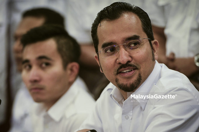 Ketua Pemuda UMNO, Datuk Ashraf Wajdi Dusuki bercakap pada sidang media sambil diiringi Naib Ketua Pemuda UMNO, Shahril Sufian Hamdan (kiri) selepas selesai mempegerusikan Mesyuarat Exco Pemuda UMNO di Menara Dato' Onn, Pusat Dagangan Dunia Putra (PWTC), Kuala Lumpur. foto AFFAN FAUZI, 02 OGOS 2018