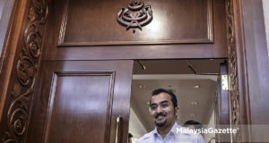 Ketua Pemuda UMNO, Datuk Ashraf Wajdi Dusuki berjalan keluar selepas selesai mempegerusikan Mesyuarat Exco Pemuda UMNO di Menara Dato' Onn, Pusat Dagangan Dunia Putra (PWTC), Kuala Lumpur. foto AFFAN FAUZI, 02 OGOS 2018