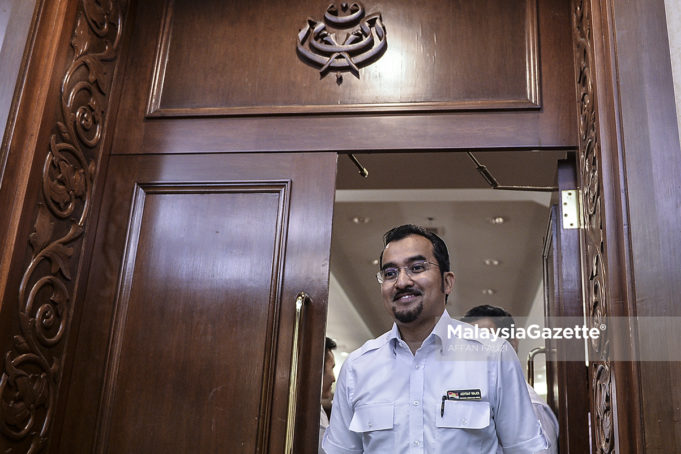 Ketua Pemuda UMNO, Datuk Ashraf Wajdi Dusuki berjalan keluar selepas selesai mempegerusikan Mesyuarat Exco Pemuda UMNO di Menara Dato' Onn, Pusat Dagangan Dunia Putra (PWTC), Kuala Lumpur. foto AFFAN FAUZI, 02 OGOS 2018