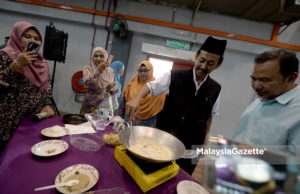 Zawawi Ahmad Tunjuk Kebolehan Memasak Sambal Goreng Jawa