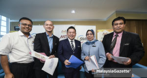 Menteri Perdagangan Antarabangsa dan Industri, Darell Leiking sambil diiringi Timbalan Menteri Perdagangan Antarabangsa dan Industri, Dr. Ong Kian Ming (dua kiri), Ketua Pegawai Eksekutif SME Corp Malaysia, Datuk Dr.Hafsah Hashim (dua kanan), Ketua Setiausaha MITI, Datuk Isham Ishak (kiri) dan Pengarah Kanan MITI, Zainuddin Ahmad bergambar kenangan selepas selesai sidang media mengenai prestasi PKS pada 2017 dari segi sumbangan kepada Keluaran Dalam Negeri Kasar (KDNK), eksport dan guna tenaga di Aras 31, Menara MITI, Jalan Sultan Haji Ahmad Shah, Kuala Lumpur. foto AFFAN FAUZI, 03 OGOS 2018