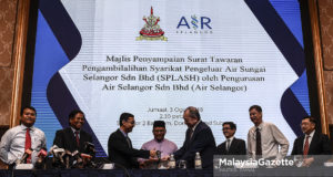 Menteri Besar Selangor, Amirudin Shari (tengah) menyaksikan penyerahan surat oleh Ketua Pegawai Eksekutif, Pengurusan Air Selangor Sdn Bhd, Suhaimi Kamaralzaman (tiga kiri) kepada Pengerusi Syarikat Pengeluar Air Sungai Selangor Sdn Bhd (SPLASH), Tan Sri Wan Azmi Wan Hamzah (empat kanan) pada Majlis Penyampaian Surat Tawaran Pengambilalihan Syarikat Pengeluar Air Sungai Selangor Sdn Bhd (SPLASH) oleh Pengurusan Air Selangor Sdn Bhd (Air Selangor) di Hotel Grand Dorsett, Subang Jaya, Selangor. foto HAZROL ZAINAL, 03 OGOS 2018.
