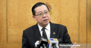 Menteri Kewangan, Lim Guan Eng bercakap kepada media ketika menghadiri sesi perbahasan di Dewan Rakyat, Bangunan Parlimen, Kuala Lumpur. foto IQBAL BASRI, 06 OGOS 2018