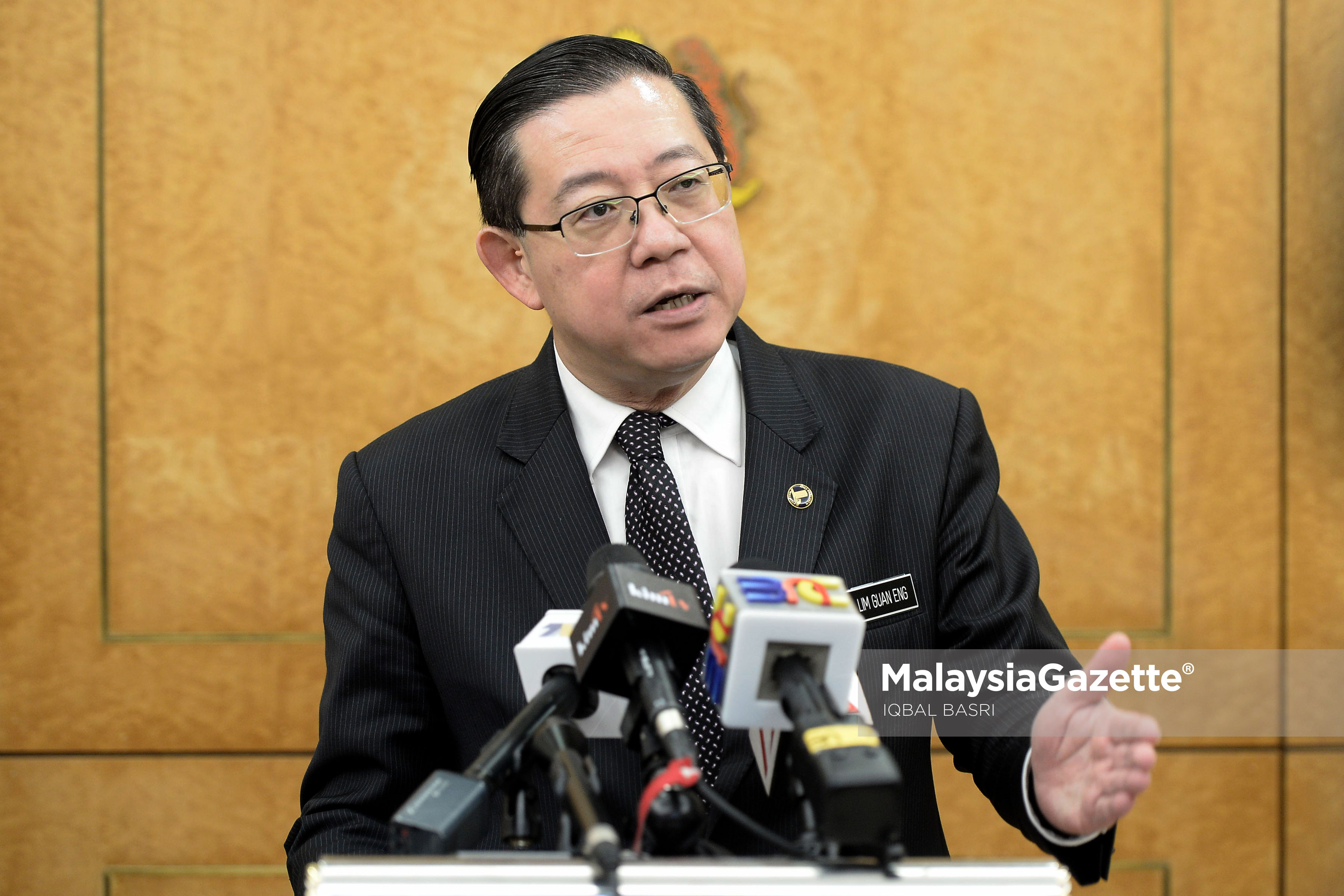 Menteri Kewangan, Lim Guan Eng bercakap kepada media ketika menghadiri sesi perbahasan di Dewan Rakyat, Bangunan Parlimen, Kuala Lumpur. foto IQBAL BASRI, 06 OGOS 2018