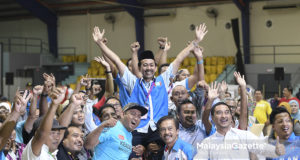 Calon Parti Keadilan Rakyat (PKR) N.49 Sungai Kandis, Mohd Zawawi Ahmad Mughni disambut penyokong selepas diumum menang pada Pilihan Raya Kecil (PRK) N.49 Sungai Kandis di Pusat Penjumlahan Rasmi Undi Pilihan Raya Kecil (PRK) N.49 Sungai Kandis, Dewan Besar Tanjung, Seksyen 19, Shah Alam, Selangor. foto AFIQ RAZALI, 04 OGOS 2018.