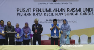 Gelagat calon Parti Keadilan Rakyat (PKR) N.49 Sungai Kandis, Mohd Zawawi Ahmad Mughni (dua kanan) bersama isterinya, Hazlina Abd Razak (kanan) selepas beliau diumum menang pada Pilihan Raya Kecil (PRK) N.49 Sungai Kandis di Pusat Penjumlahan Rasmi Undi Pilihan Raya Kecil (PRK) N.49 Sungai Kandis, Dewan Besar Tanjung, Seksyen 19, Shah Alam, Selangor. foto SYAFIQ AMBAK, 04 OGOS 2018.