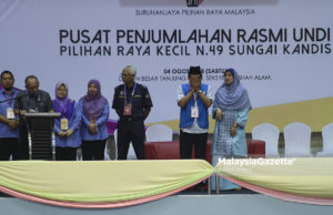 Gelagat calon Parti Keadilan Rakyat (PKR) N.49 Sungai Kandis, Mohd Zawawi Ahmad Mughni (dua kanan) bersama isterinya, Hazlina Abd Razak (kanan) selepas beliau diumum menang pada Pilihan Raya Kecil (PRK) N.49 Sungai Kandis di Pusat Penjumlahan Rasmi Undi Pilihan Raya Kecil (PRK) N.49 Sungai Kandis, Dewan Besar Tanjung, Seksyen 19, Shah Alam, Selangor. foto SYAFIQ AMBAK, 04 OGOS 2018.