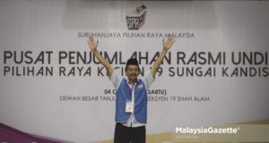 Calon Parti Keadilan Rakyat (PKR) N.49 Sungai Kandis, Mohd Zawawi Ahmad Mughni mengangkat tangan selepas diumum menang pada Pilihan Raya Kecil (PRK) N.49 Sungai Kandis di Pusat Penjumlahan Rasmi Undi Pilihan Raya Kecil (PRK) N.49 Sungai Kandis, Dewan Besar Tanjung, Seksyen 19, Shah Alam, Selangor. foto AFIQ RAZALI, 04 OGOS 2018.