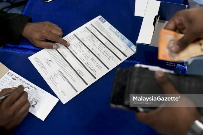 MGF05082018_PENAMAAN CALON PEMILIHAN PKR_04 Borang pencalonan yang dihantar melalui wakil sebentar tadi turut dicadangkan oleh Presiden PKR, Datuk Seri Dr Wan Azizah Wan Ismail dan di sokong oleh Ahli Parlimen Bayan Baru, Sim Tze Tzin.