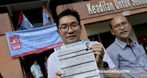 Pengarah Strategi PKR, Sim Tze Tzin semasa menghantar borang penamaan calon mewakili Datuk Seri Anwar Ibrahim untuk bertanding sebagai Presiden PKR pada pemilihan Parti Keadilan Rakyat (PKR) tahun 2018 di Ibu Pejabat PKR, Petaling Jaya. Selangor. foto FAREEZ FADZIL, 05 OGOS 2018