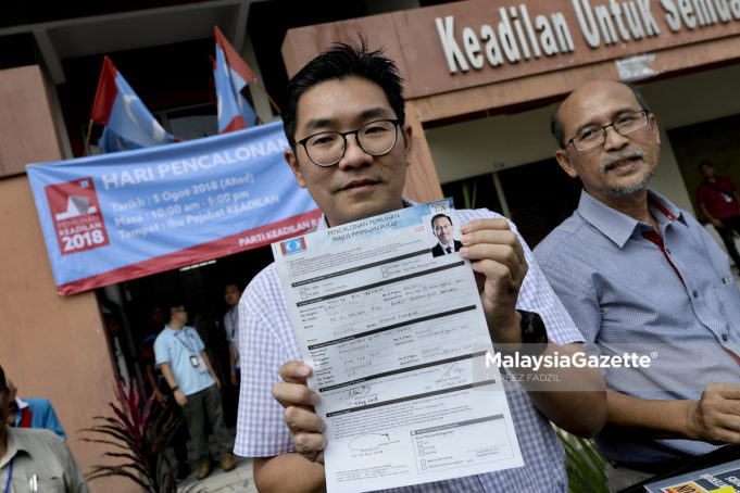 MGF05082018_PENAMAAN CALON PEMILIHAN PKR_11_1 Pengarah Strategi PKR, Sim Tze Tzin semasa menghantar borang penamaan calon mewakili Datuk Seri Anwar Ibrahim untuk bertanding sebagai Presiden PKR pada pemilihan Parti Keadilan Rakyat (PKR) tahun 2018 di Ibu Pejabat PKR, Petaling Jaya. Selangor. foto FAREEZ FADZIL, 05 OGOS 2018